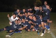 Photo FC Central: Les joueurs de Central fêtent leur titre de champion du groupe B et la promotion