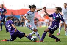 Photo d'illustration Pascal Muller: Les filles seront présentes en nombre sur les terrain de la LRF en 2015 (ici un match entre Anderlecht et l'Olympique Lyonnais)