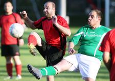 Photo Pascal Muller: La Vaudoise Assurances (vert) et Mottey (rouge), qui s'affrontaient le 22 avril dernier, ont vu leurs matchs respectifs renvoyés cette semaine