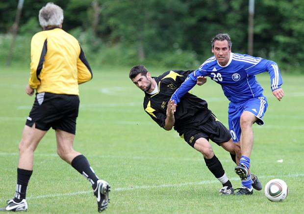 Photo Pascal Muller: Action litigieuse lors du match UEFA - GDJ sous les yeux de l'arbitre Jacques Burnier
