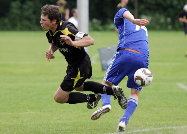 Photo Pascal Muller: A l'image de cette action entre l'UEFA et GDJ, il faudra lutter pour terminer premier ou éviter la dernière place