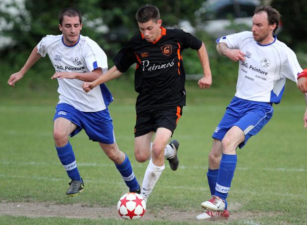 Photo Pascal Muller: Chantemerle (noir) domine son groupe alors que Mottey (blanc) a posé des problèmes au Bar des Boucaniers en Coupe