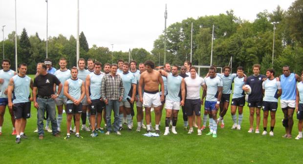 Chalet-à-Gobet - Dans la bonne humeur et en toute décontraction, les rugbymen du Racing Métro 92 entourent le président de la LRF Daniel Guillemin