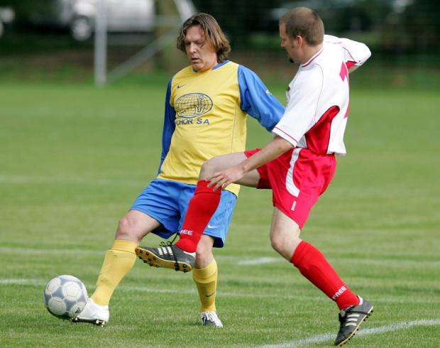 Photo d'archive Pascal Muller: Action lors d'un match de Ifchor (maillot jaune) contre Lausanne Centre