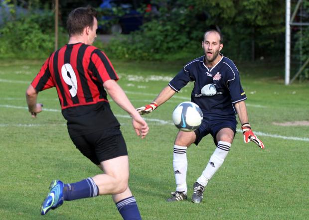 Photo Pascal Muller: Le gardien de Great Escape s'interpose face a un attaquant de Nestlé