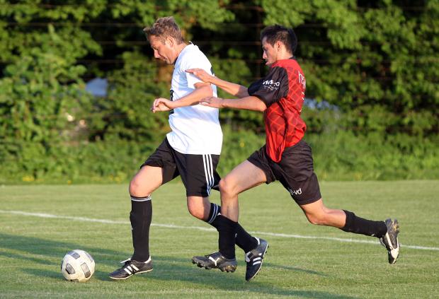 Photo Pascal Muller: Eagles (en blanc), contre Juventus Lausanne, et HEIG VD (en rouge), contre Mottey, tenteront de se qualifier pour le premier tour officiel de la Coupe