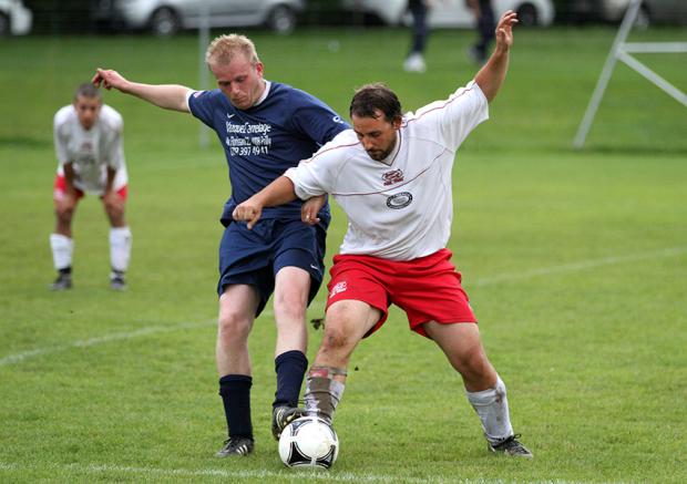Photo Pascal Muller: Central (en bleu) lutte pour ne pas être relégué dans le groupe B avec Nestlé 1