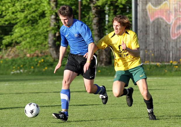 Photo Pascal Muller: Le CIO (en bleu) sera la première équipe a jouer cette saison en compagnie de Cowboys. Derby Lausanne (en jaune) devra patienter jusqu'au 3 mai et son tour préliminaire de Coupe pour entamer sa saison
