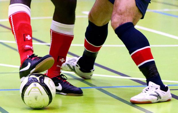 Photo d'archive Pascal Muller: Un geste typique du Futsal avec un pied posé sur le ballon