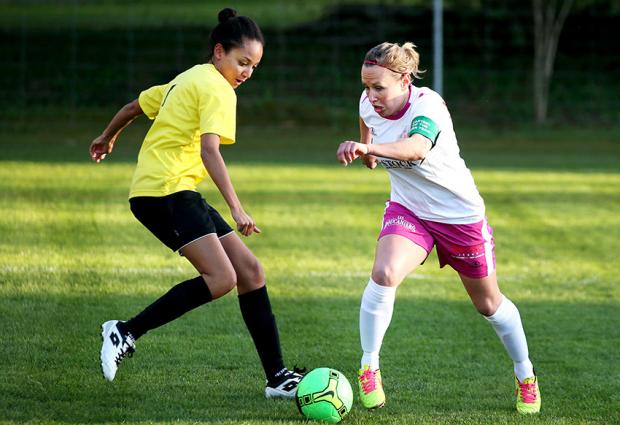 Photo Pascal Muller: Les Boucanières (en rose et blanc) lors d'un match contre LUC Dorigny AF